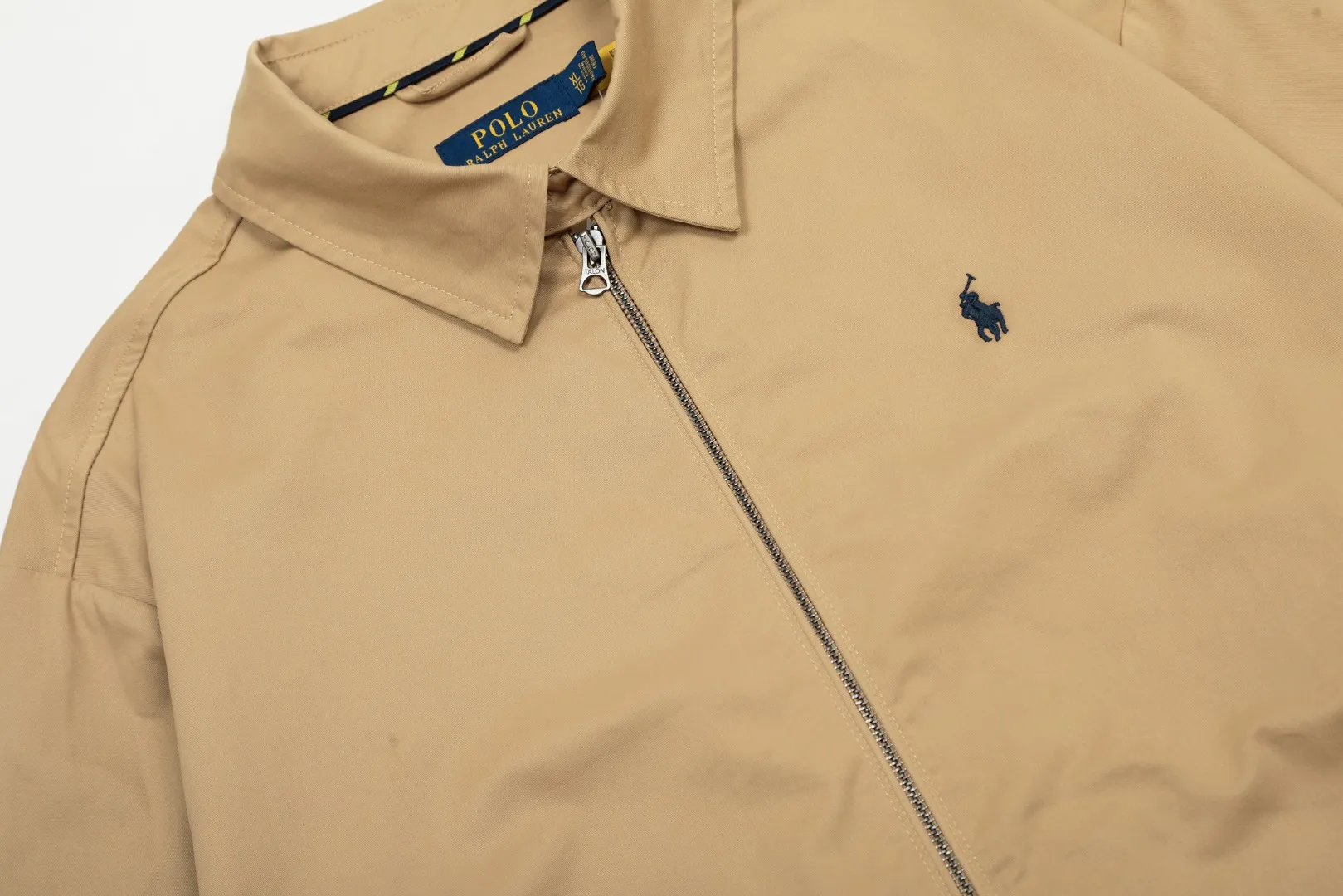 P290 quality" Style number: 8098# [Ralph Lauren retro couple style old cadre zipper jacket] ✅Ralph Lauren Ralph Lauren simple basic unisex retro jacket ✅Pure cotton washed fabric fabric texture version YYDS~ ✅Fashionable casual business work style veteran Harrington classic basic jacket ✅Simple upper body easy to wear ootd must-have versatile style Size: S-XL Color: Khaki Navy blue
